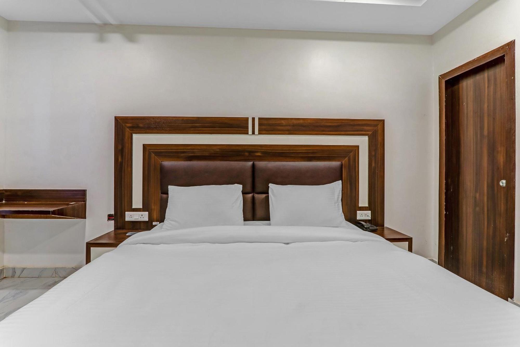 Super Collection O Yamuna Palace Near Gomti Riverfront Park Hasanganj Εξωτερικό φωτογραφία
